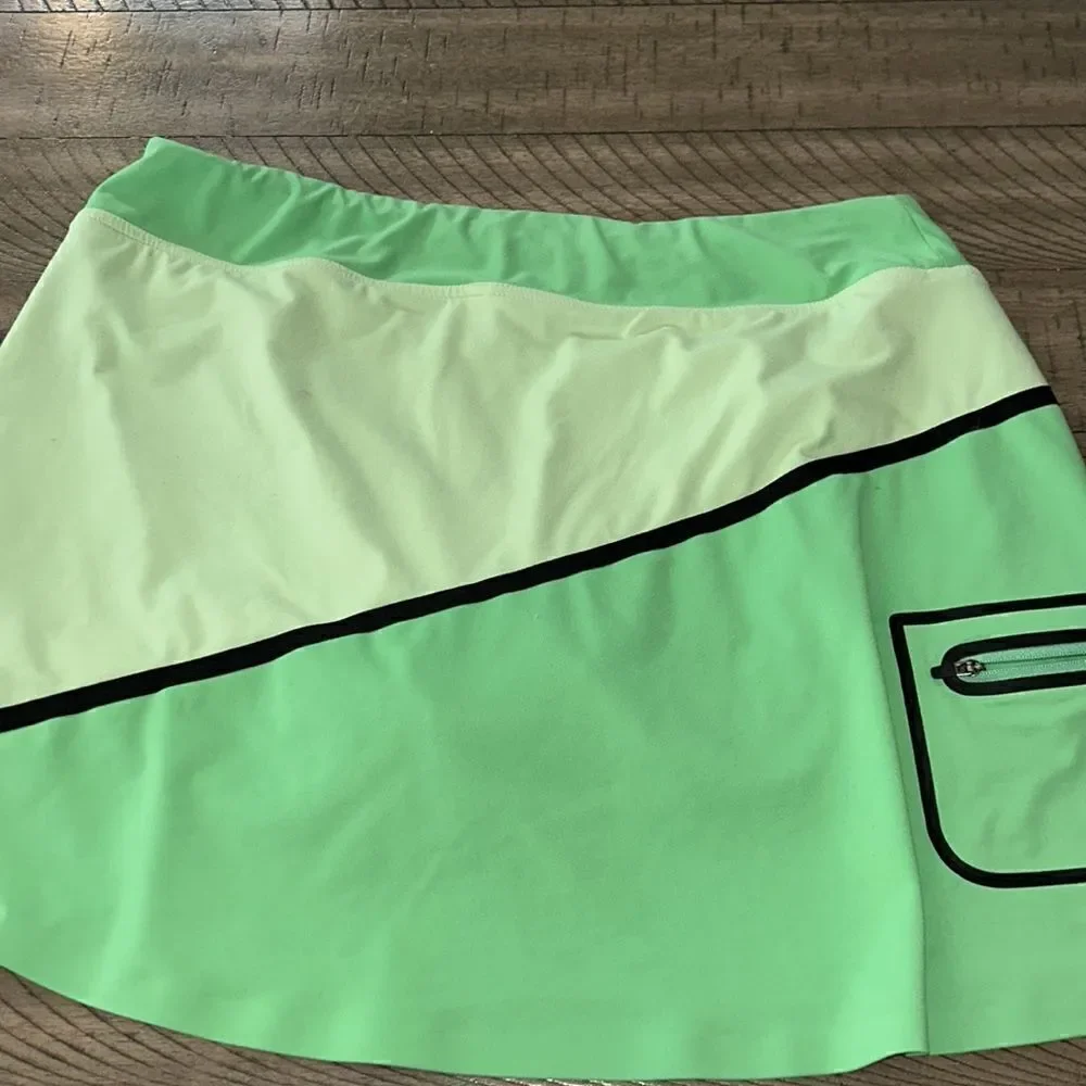 Title Nine Skort Zip Pocket for your stuff! 🏄🏻‍♀️ 🎾 🏖️ 🥾 Have fun 🤩